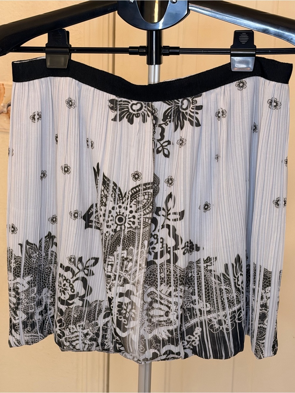 DO+BE Black and White Floral Pleated Midi Skirt